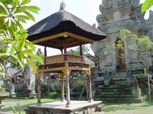 800px-Pura_Desa_Ubud_200507-2