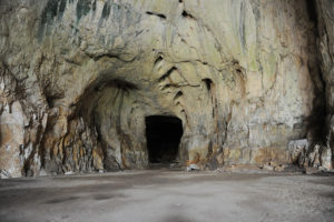 1024px-Devetaki_cave