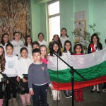 Ученици със знамето на България
