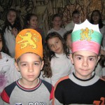 Деца с корони