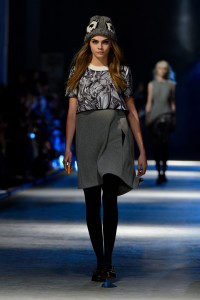cara-delevingne-giles-fall-winter-2014-2015-show-february-2014_4