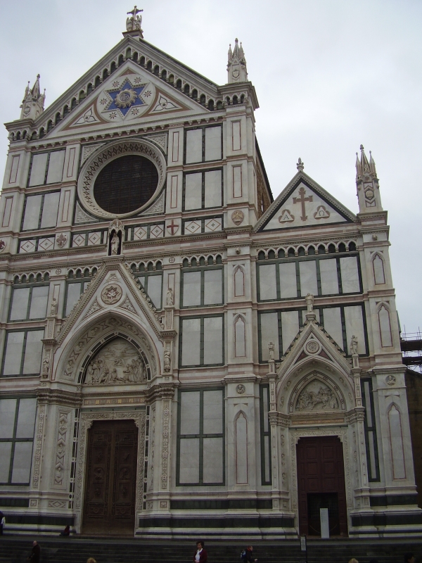 Базилика „Санта Кроче” /Basilica di santa Croce/ „Санта Кроче” е една от най-старите църкви в града, където са погребани повече от 200 от най-известните флорентинци, между тях Галилей, Росини, Макиавели, Данте и Микеланджело. 