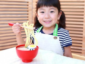 mamagoto-eating-noodles-practice-food-set-toy-1